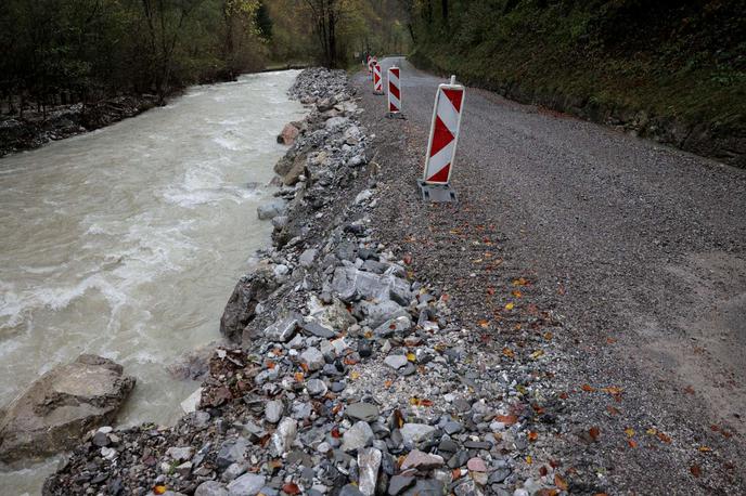 Podbrdo, reka Bača | Pogodbe med državo in koncesionarji za urejanje vodotokov so bile sicer podpisane pred nastopom tretje vlade Janeza Janše, vendar naj bi takoj po prevzemu oblasti s strani koalicije SDS-NSi-SMC prišlo do povišanja vrednosti pogodb. Za to naj bi bil odgovoren tedanji resorni minister Andrej Vizjak. | Foto STA