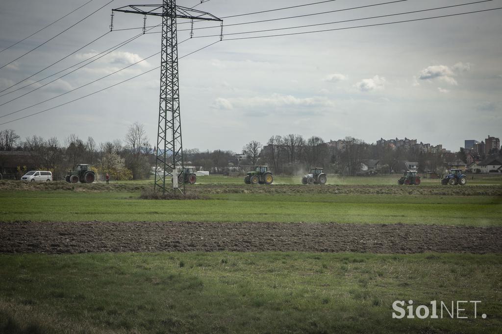 Protestni shod Sindikata kmetov Slovenije. Traktor, kmet, protest.