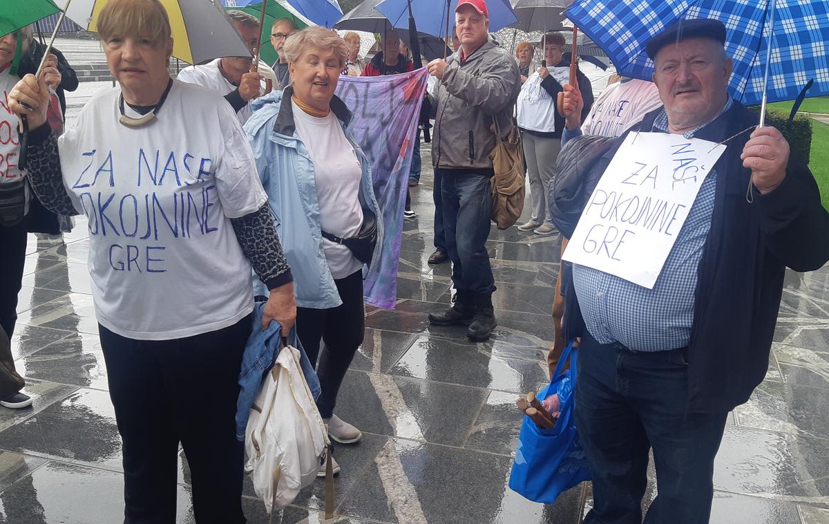 Protest upokojencev | Na predlog ministrice za delo, družino, socialne zadeve in enake možnosti Klampferjeve osnutka zakona prejšnji teden niso obravnavali na seji vlade skupaj s proračunskimi dokumenti, ampak nadaljujejo koalicijska usklajevanja. | Foto Tomaž Bratož