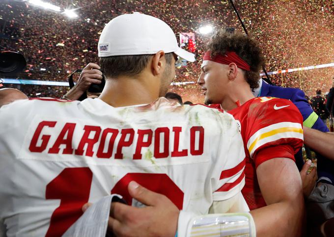 Jimmy Garoppolo (San Francisco) je čestital zmagovalcu Mahomesu. | Foto: Reuters