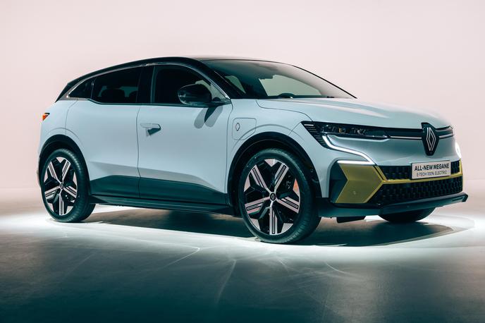 Renault megane e-tech electric | Nekoliko krajši je od klasičnega renault megana, a ima v primerjavi z njim daljše medosje in precej nižje težišče. | Foto Renault