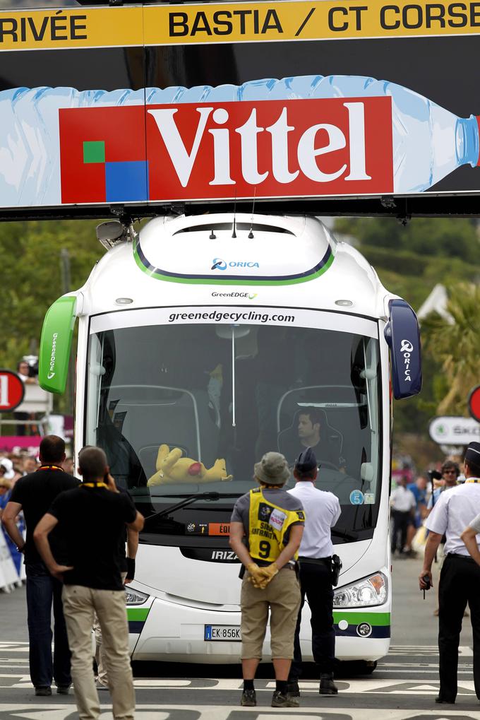 Avtobus moštva Orica Green Edge so reševali dolgo, skoraj predolgo. | Foto: Guliverimage