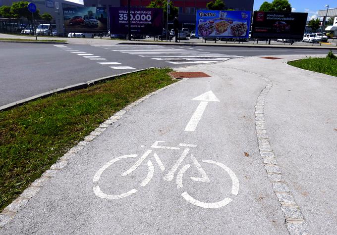 Na kolesarski stezi ni označbe, da kolesar nima prednosti ob prečkanju ceste. | Foto: 