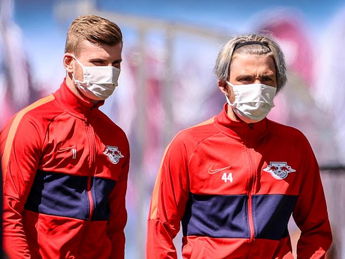 Timo Werner, drugi najboljši strelec bundeslige, in njegov soigralec Kevin Kampl pred srečanjem s Freiburgom. | Foto: Reuters