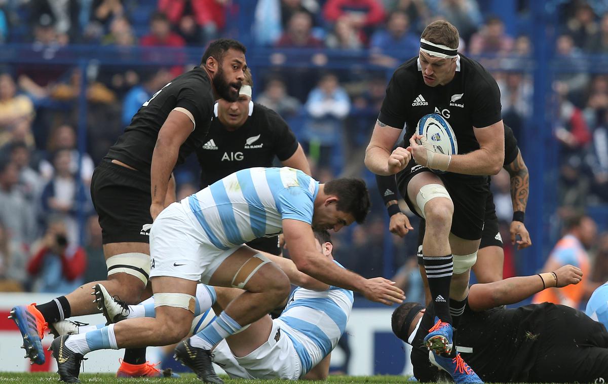 Ragbi: Argentina - Nova Zelandija (Pablo Matera vs Brodie Ratallick) | Takole so se Argentinci in Novozelandci spopadli lani v Buenos Airesu, ko so slavili All Blacks, letos v Sydneyju so se pume maščevale. | Foto Reuters