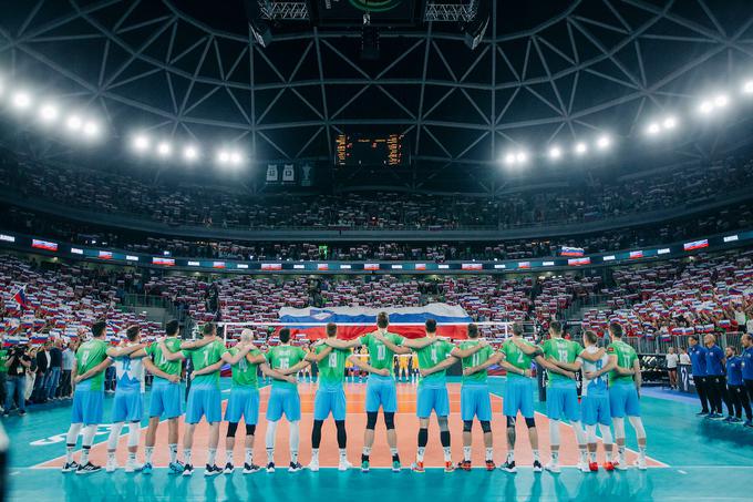 Slovenski odbojkarji so v zadnjem tednu in pol na krilih sijajnega navijaškega vzdušja v Stožicah pisali zgodovino in se premierno uvrstili v polfinale svetovnega prvenstva. Zdaj se selijo v Katovice, kjer upajo, da jih bo spodbujalo čim več Slovencev. | Foto: Siniša Kanižaj/Sportida