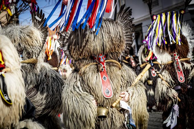 Kurent v levi roki nosi ježevko, z desno pa ljudem vošči srečo in zaželi dobro letino. | Foto: Ana Kovač