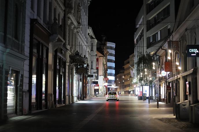 Policijska ura | Nočna omejitev gibanja po vsej državi po novem traja od 22. do 5. ure. | Foto STA