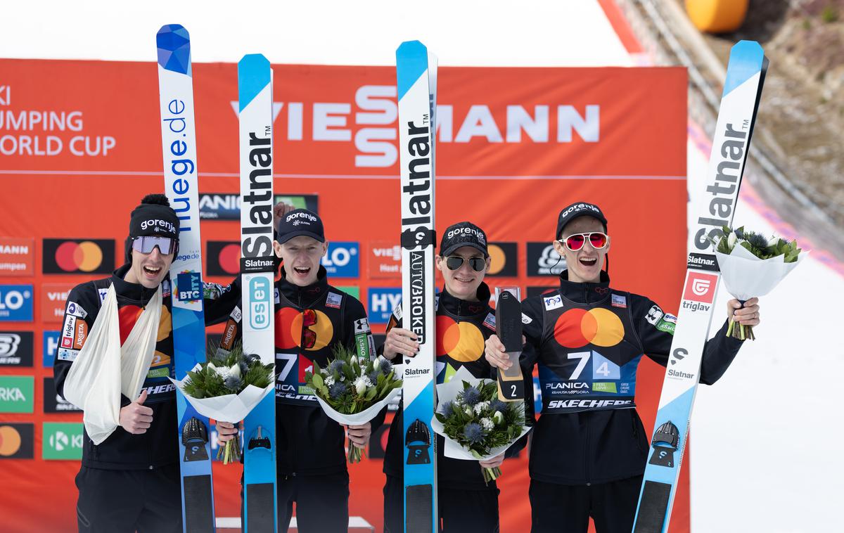 TImi Zajc Peter Prevc Lovro Kos Domen Prevc | Slovenski skakalci so kljub padcu Timija Zajca osvojili drugo mesto. | Foto www.alesfevzer.com