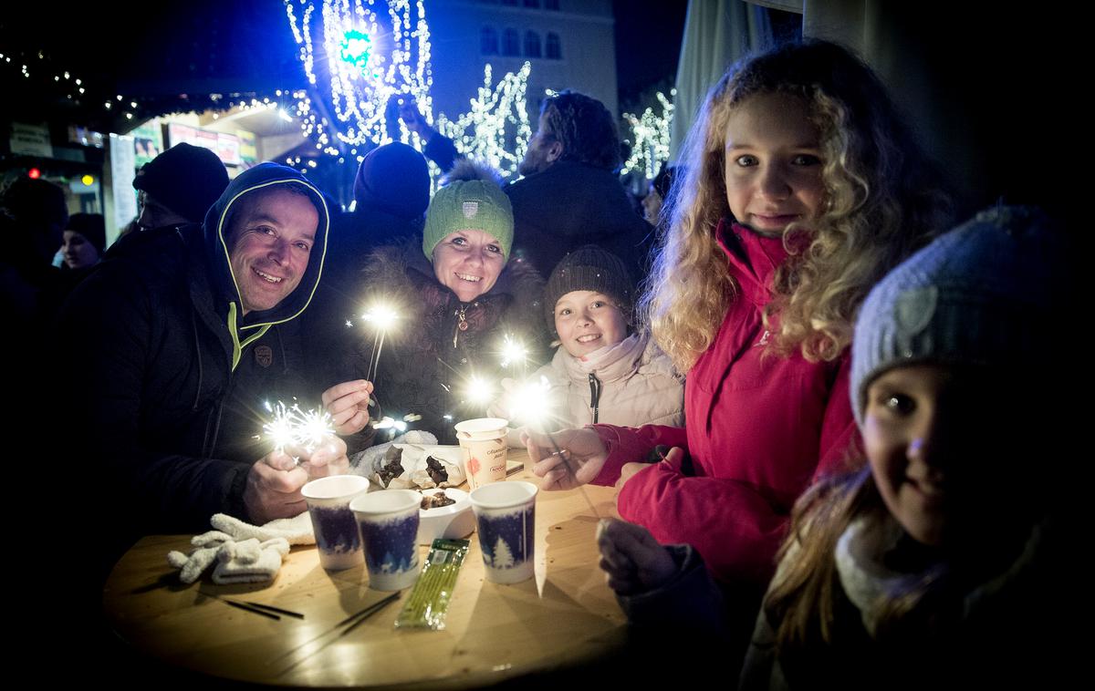 Ljubljana praznična okrasitev lučke december | "December je prazničen mesec, mesec, v katerem je čas za druženje s prijatelji in najbližjimi. Pridih čarobnosti decembru doda tudi posebna praznična okrasitev, katere del so novoletne lučke, zato sem se s koncesionarjem dogovorila za prižig novoletnih luči tudi v naši občini," pa je povedala novoizvoljena županja Domžal Renata Kosec. | Foto Ana Kovač