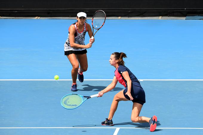 Dalila Jakupović (desno) in Raluca Olaru sta izgubili proti drugima nosilkama, Madžarki Timea Babos in Francozinji Kristini Mladenović, ki sta zmagali s 7:5 in 6:3. | Foto: Getty Images