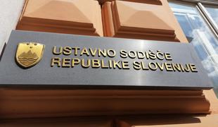 Ustavno sodišče: Del zakona o tujcih neskladen z ustavo