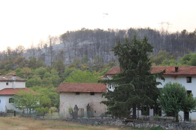 Gašenje požara pri vasi Devetaki | Foto: Civilna zaščita Severne Primorske