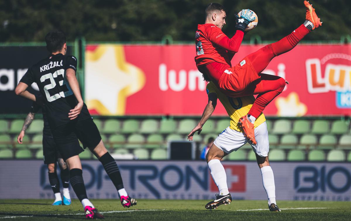 prva liga NK Bravo NK Olimpija Matevž Vidovšek | Matevž Vidovšek je z velike višine silovito padel na hrbet in glavo. | Foto Grega Valančič/Sportida