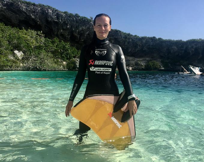 Našla je močna sponzorja, kot sta Akrapovič in Luka Koper, zelo hvaležna pa je tudi pomoči Potapljaške zveze Slovenije. | Foto: Osebni arhiv Alenke Artnik