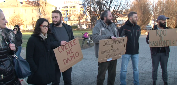 Z ovenelim cvetjem v rokah in s transparenti Kdo je naslednji? Konec lovu na čarovnice! in Cvetke ne damo so podporniki pred šolo opozarjali na krivico, ki se dogaja za sivimi stenami šolske stavbe. | Foto: Siol.net/ A. P. K.