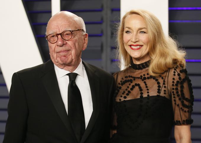 Avstralsko-ameriški medijski mogotec in lastnik medijske hiše News Corp. Rupert Murdoch s svojo soprogo Jerry Hall. | Foto: Reuters