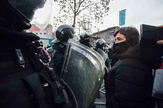 Poslanka Levice in predsednica parlamentarne komisije za peticije, človekove pravice in enake možnosti Nataša Sukič na protestih ob izselitvi uporabnikov Roga | Foto: STA ,