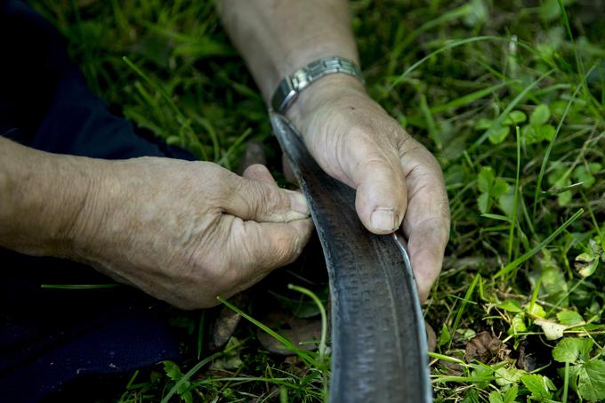 Da je kosa pravilno naklepana, se mora preveriti z nohtom. Rezilo se mora na nohtu kriviti, naklepati pa je treba tak "žleb", da se zrno prosa odkotali po celi dolžini rezila, razloži Jože. | Foto: Ana Kovač