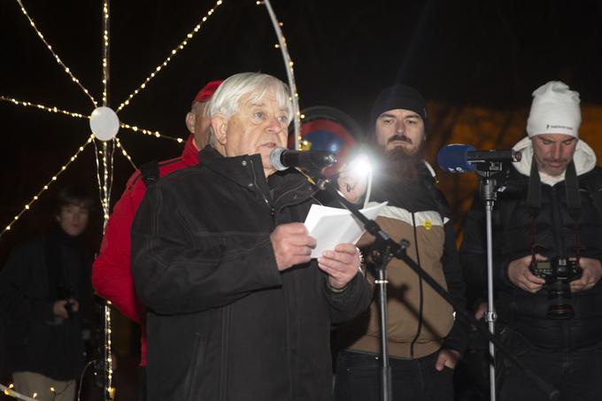 Petkovih protestov so se udeleževali tudi nekateri aktivni in že upokojeni znani obrazi slovenske politike. | Foto: Bojan Puhek