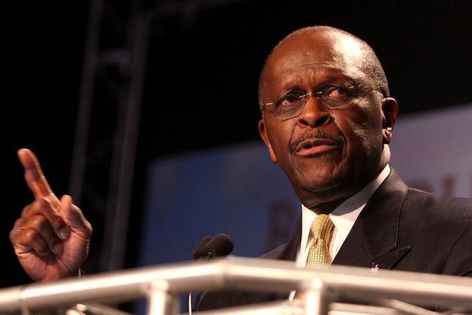 Herman Cain se je 20. junija lani udeležil zborovanja podpornikov Donalda Trumpa v Oklahomi. Na dogodku nihče, tudi Cain, ni nosil zaščitnih mask. Devet dni pozneje so mu potrdili okužbo s koronavirusom, v bolnišnico so ga sprejeli 2. julija.  | Foto: Thomas Hilmes/Wikimedia Commons