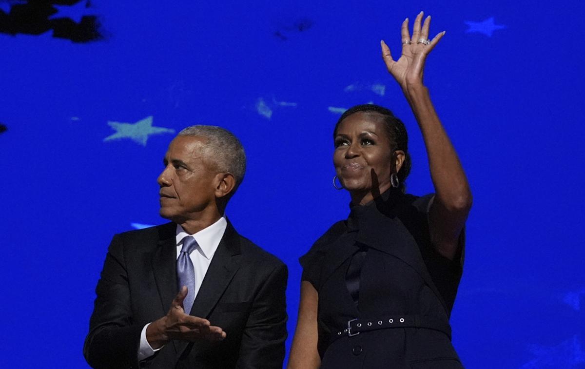 Barack Obama, Michelle Obama | Michelle Obama je na demokratski konvenciji zatrdila, da se s Kamalo Harris v Ameriko vrača upanje, kot leta 2008 s kampanjo njenega moža, a je zato treba trdo delati. Pri tem je skovala nov slogan Naredi nekaj, ki ga je množica pograbila. Enako uspešen je tudi predelani slogan Baracka Obame. Njegovega Zmoremo so preoblikovali v Ona zmore. | Foto Guliverimage