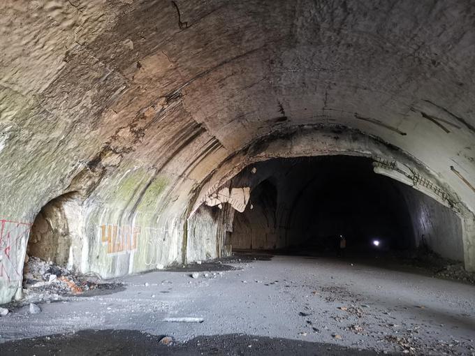 Danes prazni in izropani hodniki nekoč izjemno sodobne in urejene podzemne letalske baze pri Željavi ob meji med Hrvaško ter Bosno in Hercegovino | Foto: Srdjan Cvjetović