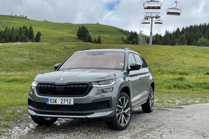 Škoda kodiaq | Kodiaq je s prenovo dobil drugačno obliko sprednjega dela, kjer so lahko zdaj umeščeni tudi matrični žarometi LED. Športni terenec ima na cesti zdaj še nekoliko bolj samozavestno držo. | Foto Gregor Pavšič