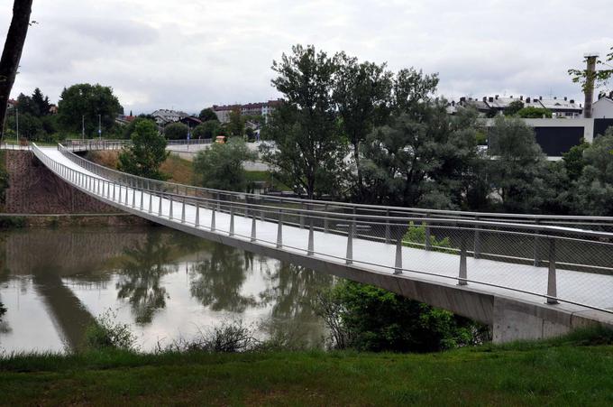 Most se ob rednem vodostaju dviguje približno 11 metrov nad gladino Krke in jo premošča v enem zamahu, kar je sicer posledica tehnologije prednapete armirano-betonske konstrukcije, sestavljene iz 46 elementov. | Foto: Matic Prevc/STA