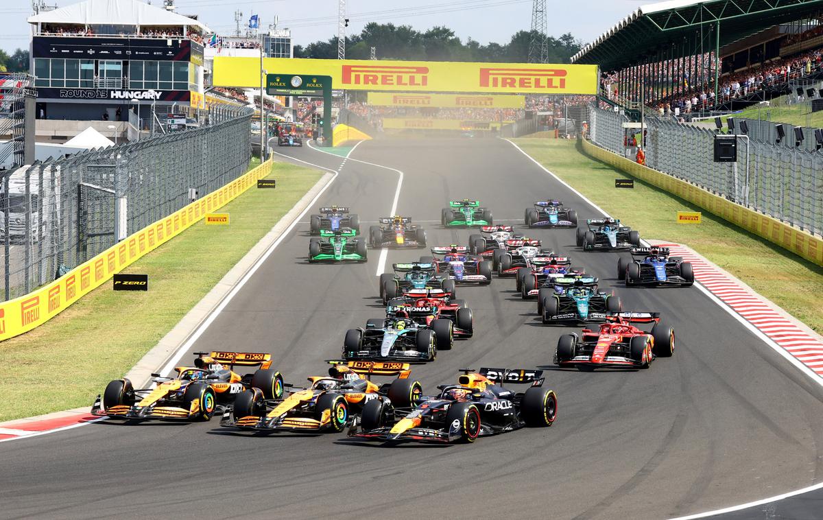 Hungaroring Lando Norris Oscar Piastri, Max Verstappen | Oscar Piastri, Lando Norris in Max Verstappen so v prvi zavoj zapeljali kolo ob kolesu. | Foto Reuters