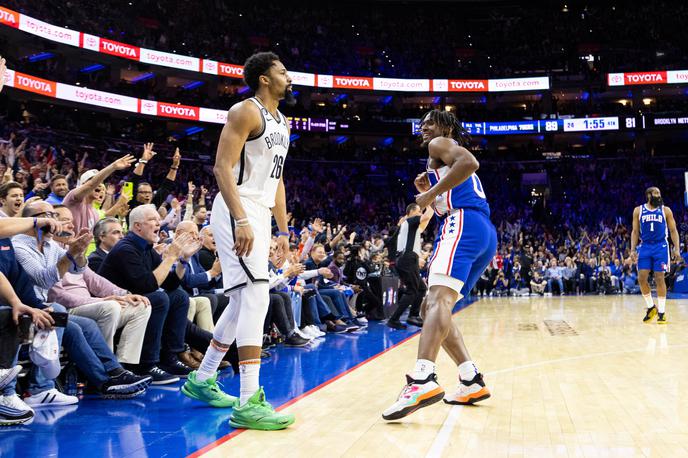 Philadelphia Maxey Dinwiddie | Tyrese Maxey (Philadelphia) je tako proslavljal eno izmed trojk, Spencer Dinwiddie (Brooklyn) pa ni skrival nemoči in razočaranja. | Foto Reuters