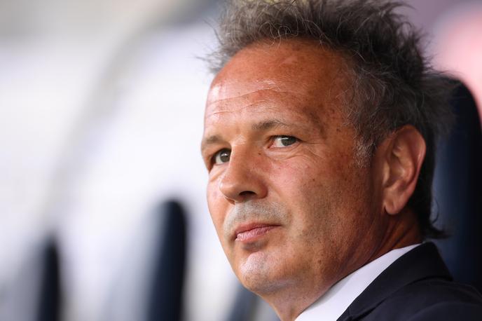 Siniša Mihajlović | "Ko sem izvedel novico, je bil to zame hud udarec. Dneve sem jokal, življenje se ti vrti pred očmi," je o težkih trenutkih, ko je izvedel za svojo bolezen povedal Siniša Mihajlović. | Foto Reuters