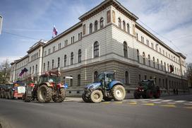 Protestni shod Sindikata kmetov Slovenije. Traktor, kmet, protest.