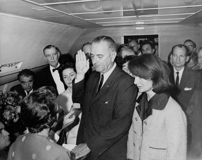 Po atentatu na JFK je podpredsednik Lyndon B. Johnson še isti dan na letalu zaprisegel kot novi predsednik ZDA. | Foto: Guliverimage