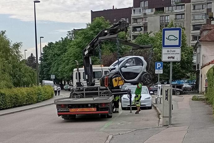 pajek električni avtomobil | Električni avtomobil, ki na polnilnico ni priključen, neupravičeno zaseda parkirno mesto.  | Foto Uroš Prah