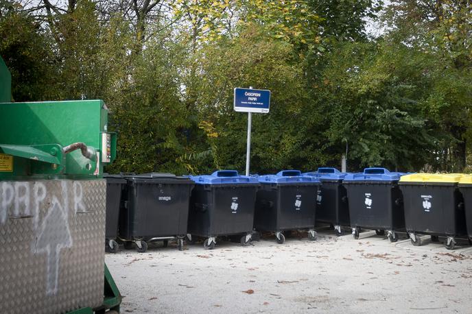 Smeti. Komunala. Zabojnik za smeti. | Za odlaganje odpadnega tekstila v zabojnike za mešane komunalne odpadke posebna globa ni predpisana. | Foto Ana Kovač