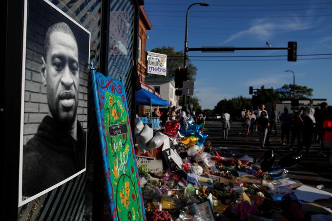 Pred trgovino, kjer je bil umorjen Floyd, polagajo cvetje. | Foto: Reuters