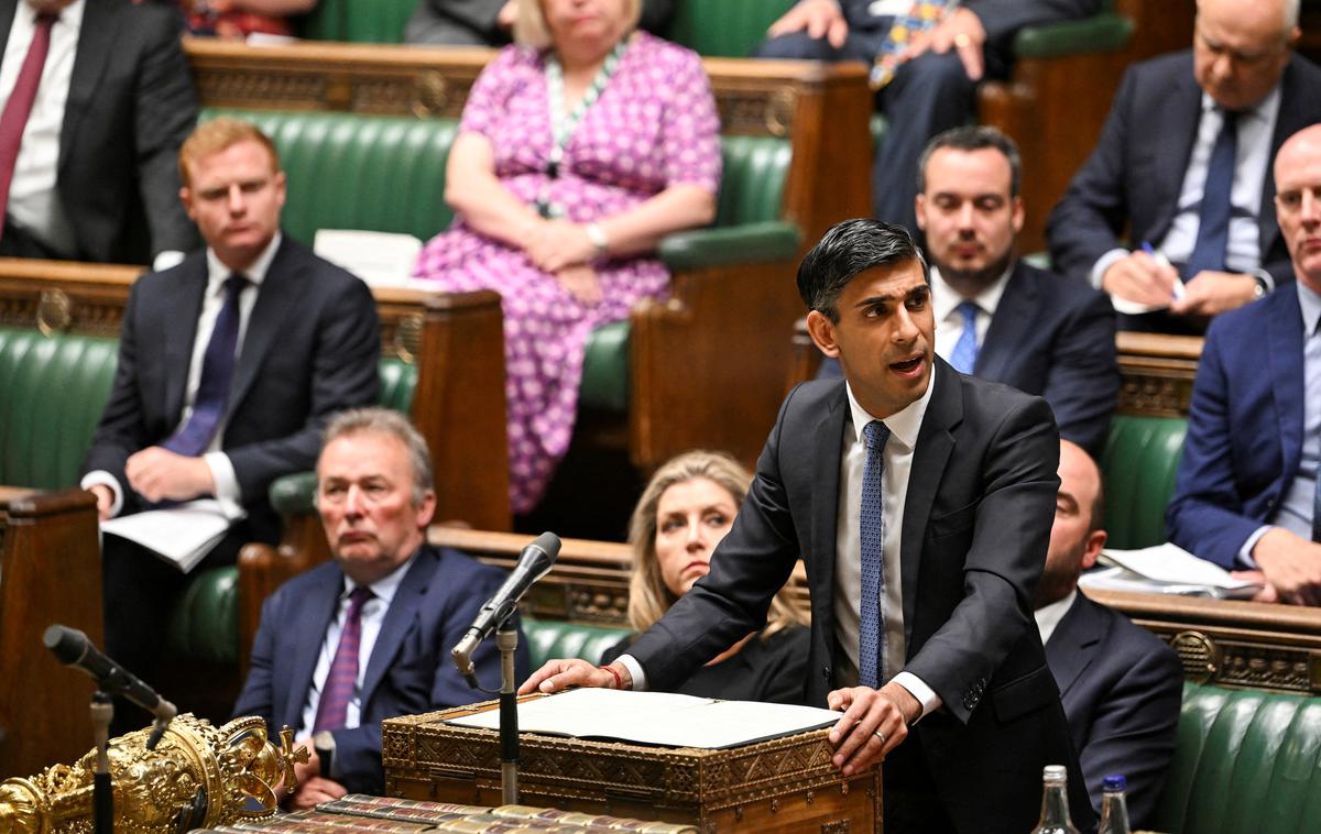 Britanski parlament, Rishi Sunak | Leta 2022 je v Veliko Britanijo v majhnih čolnih prispelo več kot 45 tisoč migrantov, kar je več kot kadarkoli prej. Britanski premier Rishi Sunak, ki je obljubil, da bo "ustavil čolne", pri omenjenem načrtu vztraja kljub temu, da ga je prizivno sodišče v Londonu nedavno označilo za nezakonitega. | Foto Reuters