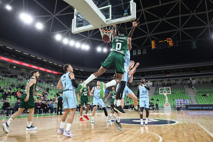 Cedevita Olimpija D.J. Stewart | Že v prvi četrtini smo videli nekaj atraktivnih zabijanj Cedevite Olimpije. | Foto Aleš Fevžer