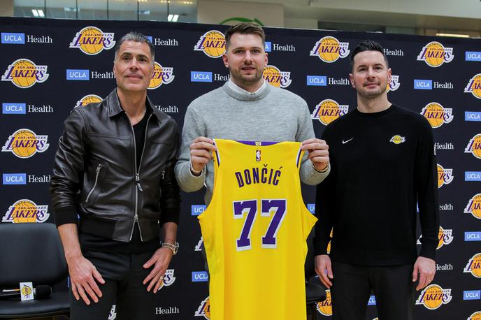 Luka Dončić LA Lakers | Tako je Luka Dončić poziral z novim dresom LA Lakers ob boku direktorja Lakersov Roba Pelinke in trenerja JJ Redicka. | Foto Reuters