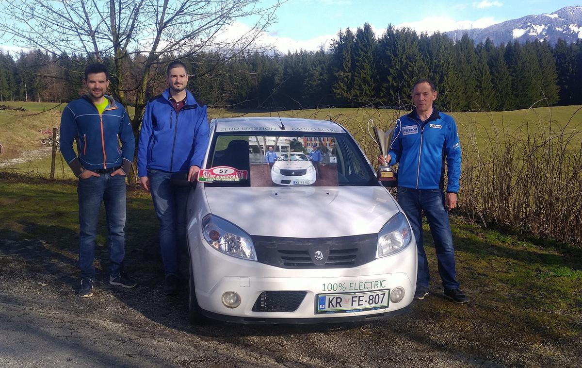 Andrej Pečjak Dacia | Andrej Pečjak (desno) z novim lastnikom električnega sandera. | Foto osebni arhiv