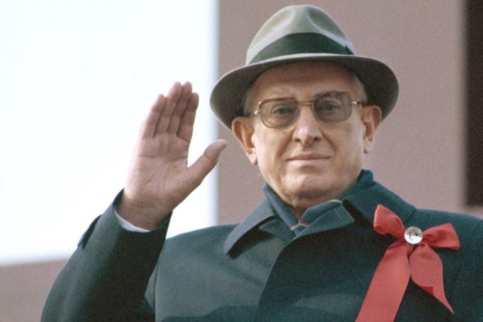 Funkcijo sekretarja SZ je Andropov od avgusta 1983, ko so mu odpovedale ledvice, do smrti februarja 1984 opravljal iz bolniške postelje. | Foto: 