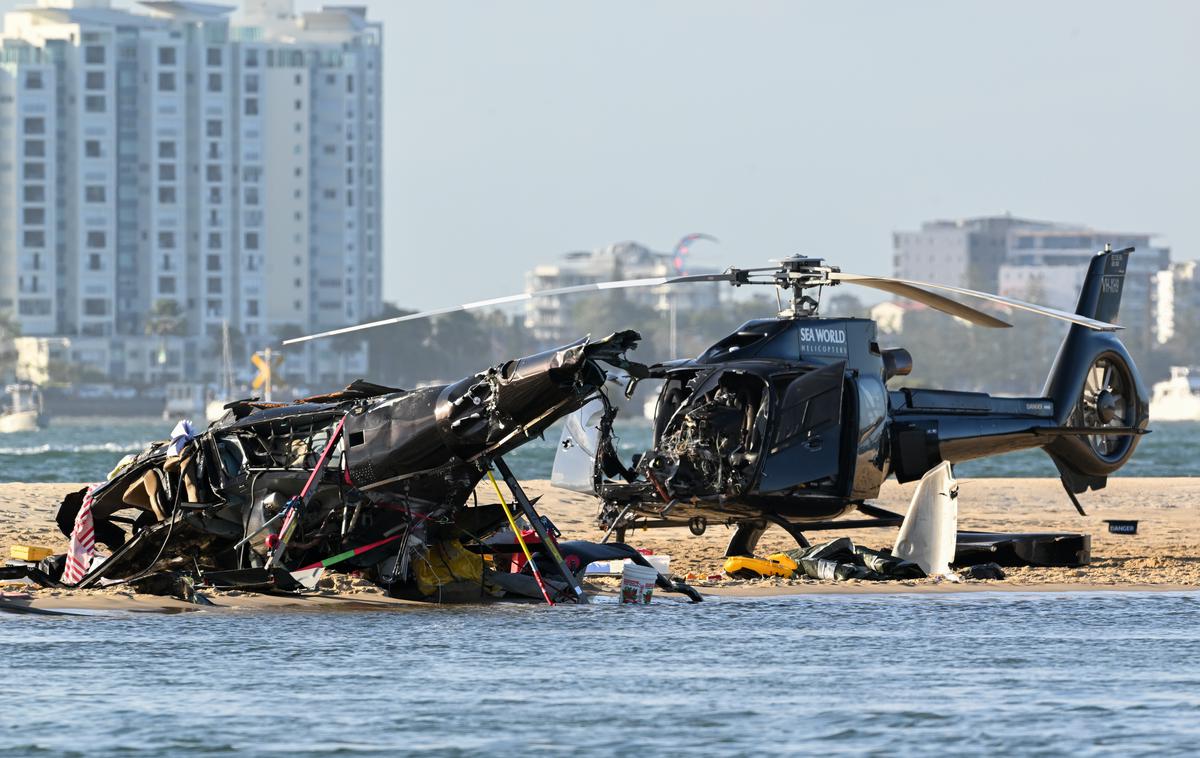 trčenje helikopter avstralija | Dostop do kraja nesreče otežuje lega, saj so razbitine pristale na peščenem nasipu. | Foto Reuters