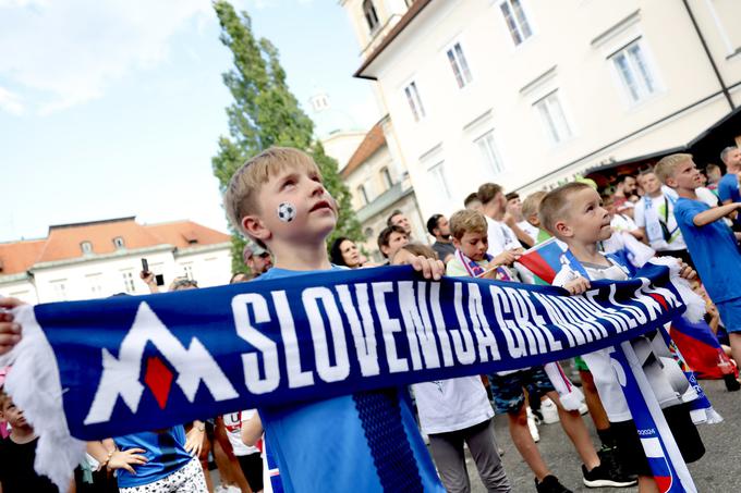 Nedeljsko dogajanje na Pogačarjevem trgu v Ljubljani, kjer si je bilo možno ogledati tekmo med Slovenijo in Dansko. | Foto: Ana Kovač