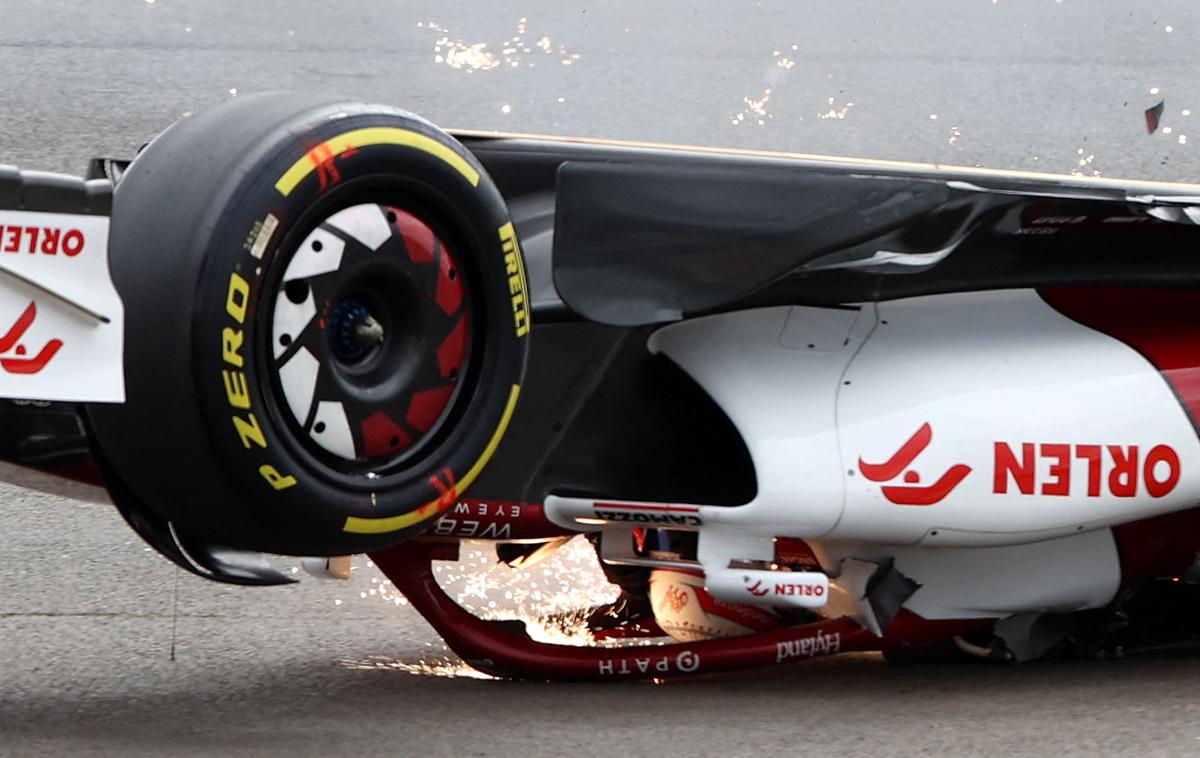 Silverstone Džov | Brutalna nesreča Guanjuja Džova v prvem zavoju. Drsel je obrnjen na glavo in skoraj poletel na tribuno. | Foto Reuters