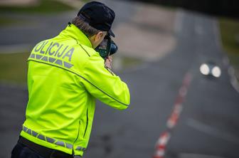 Vzvratna vožnja, beg pred policisti, pijani in še pod vplivom drog