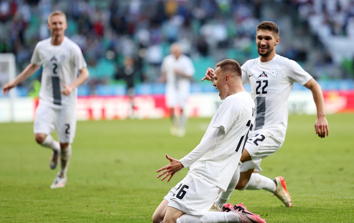 Slovenija : Armenija slovenska nogometna reprezentanca Josip Iličić | Josip Iličić je le štiri minute po vstopu v igro zadel za zmago nad Armenijo in sprožil številne pozitivne odzive. | Foto www.alesfevzer.com