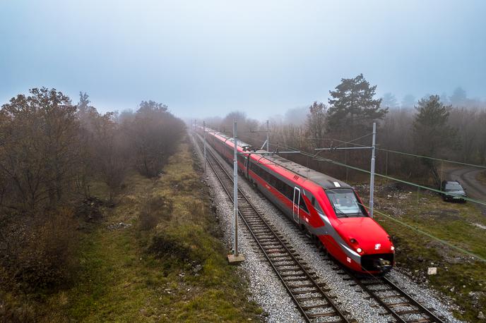 Frecciarossa v Sloveniji | Frecciarossa na poti z Opčin proti Sežani med testiranjem železniške povezave z Ljubljano | Foto Bojan Dremelj