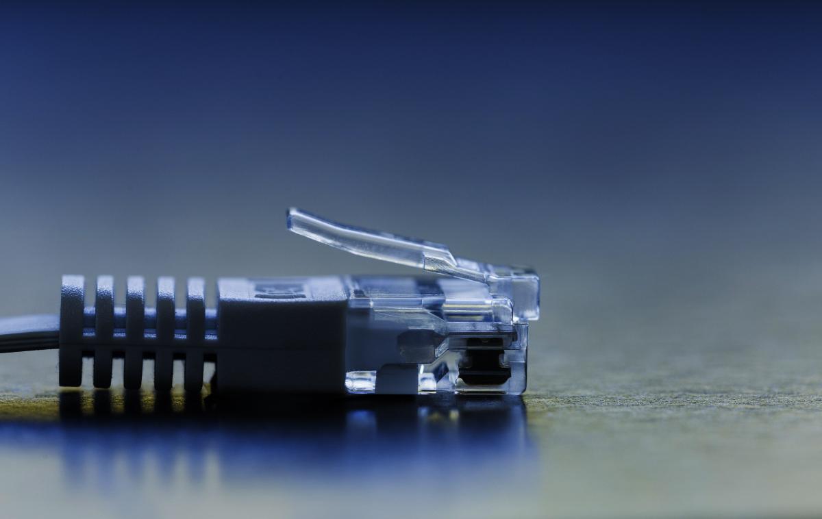 Internet, ethernet, internetni kabel, optika | Po podatkih na analitični spletni strani Fast Metrics je povprečna hitrost širokopasovnega interneta v Sloveniji 12,3 megabita na sekundo. V svetovnem merilu se lahko na tem področju primerjamo z nekaterimi najbolj razvitimi državami.  | Foto Thinkstock