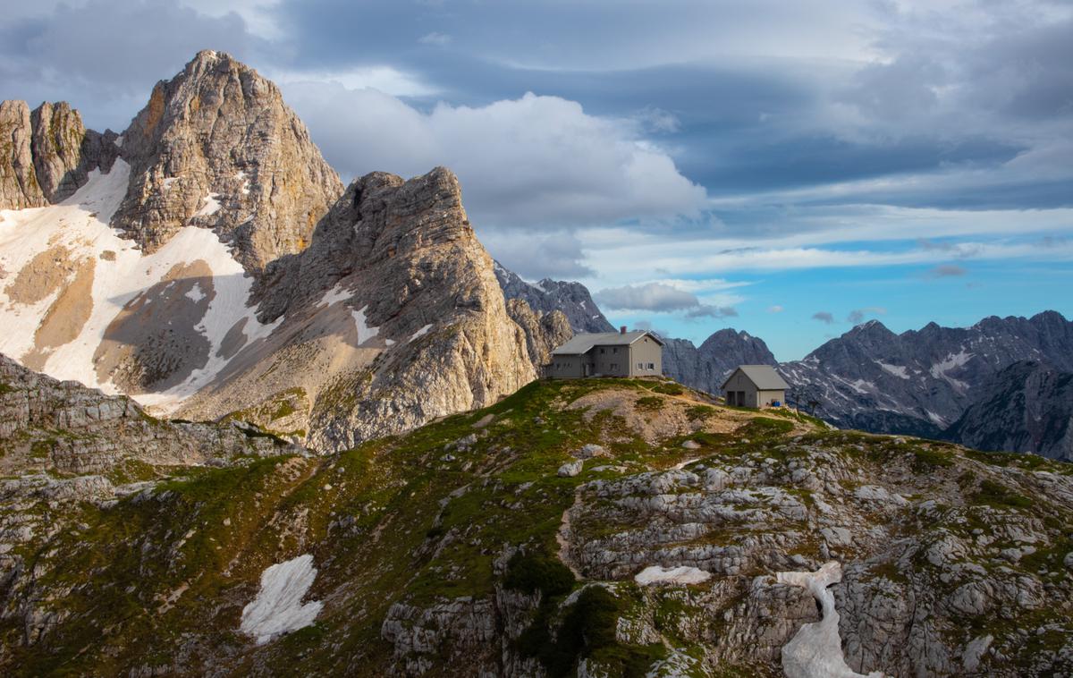 Pogačnikov dom na Kriških podih | Pogačnikov dom na Kriških podih ste ljubitelji gora tudi letos uvrstili med TOP 10 najbolj priljubljenih planinskih koč v Sloveniji.  | Foto Pogačnikov dom na Kriških podih